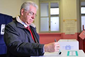<p>Menos animado que Berlusconi, o atual primeiro-ministro, Mario Monti, votou em Milão</p>