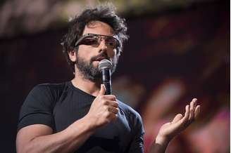 <p>Cofundador do Google Sergey Brin usa os óculos de realidade aumentada criados pela companhia</p>