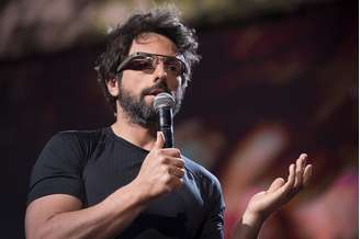 <p>Cofundador do Google&nbsp;Sergey Brin usa os &oacute;culos de realidade aumentada criados pela companhia</p>