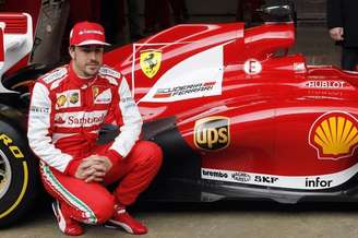 Fernando Alonso posa com carro novo da Ferrari, o F138, em 19 de fevereiro. Nesta segunda-feira, o espanhol disse que está na melhor forma de sua carreira.