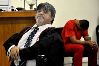 <p>O advogado Lúcio Adolfo, da defesa de Bruno, durante a sessão de segunda-feira, primeiro dia do julgamento</p>