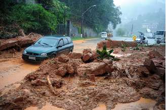 Chuva causa desabamentos e estragos nas ruas do Bairro Quitandinha em Petrópolis, nesta segunda-feira