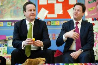 Cameron e o vice-primeiro-ministro, Nick Clegg, visitam creche em Londres nesta terça-feira