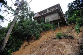 <p>Deslizamento expõe vigas de casa e coloca em risco a construção à beira de encosta em Petrópolis</p>