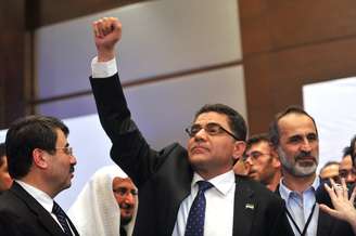 Ghassan Hitto comemora a eleição a premiê da oposição síria durante reunião de líderes rebeldes em Istambul, na Turquia
