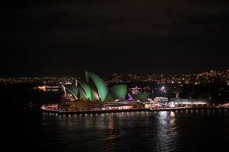 <p>Momentos antes da hora do planeta, as luzes do Opera House foram diminuídas em Sydney</p>