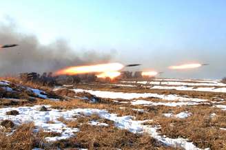O Exército norte-coreano realiza treinamento de artillharia na segunda-feira 
