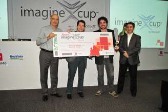 Equipes vencedoras das categorias 'games', 'inovação' e 'cidadania mundial' da etapa brasileira da Imagine Cup, considerada a copa do mundo da tecnologia