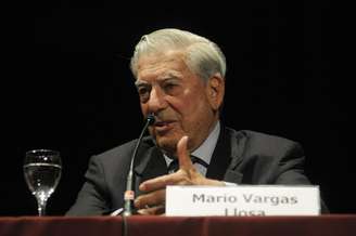 Vargas Llosa fala durante o evento em Rosário; o peruano é crítico ferrenho do chavismo