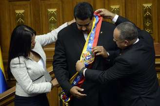 Maduro recebe faixa durante cerimônia de posse em Caracas