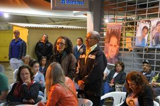 Desde a noite de sexta-feira, familiares e amigos de vitimas da tragédia da boate Kiss se reúnem na Praça Saldanha Marinho, no Centro de Santa Maria (RS), para dar conforto uns aos outros e fazer orações