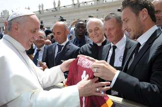 <p>Francesco Totti entrega camisa da Roma ao Papa Francisco</p>