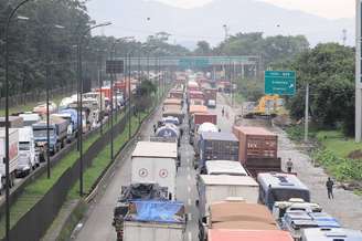 <p>Caminhões formaram congestionamento na rodovia Cônego Domênico Rangoni, em Cubatão, após decreto que restringia o funcionamento de pátios usados para acesso de caminhões ao Porto de Santos</p>