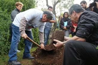 Pai de Rafael ajudou a cavar buraco para o plantio de mudas