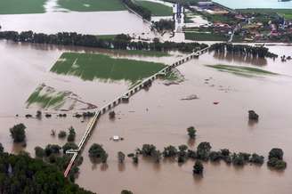 Vista aérea mostra região inundada a 35 quilômetros da capital Praga
