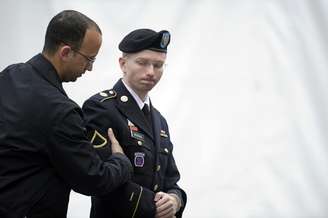 <p>O soldado americano Bradley Manning, acusado de traição por colaborar com o vazamento de documentos para o site WikiLeaks, é conduzido para o quarto dia de seu julgamento, em Fort Mead, Maryland</p>