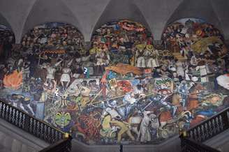 O Palácio Nacional, na Cidade do México, começou a ser construído no longínquo ano de 1522, mas o destino da construção se cruzou com o do muralista Diego Rivera apenas em 1929, quando o grande artista mexicano começou a fazer uma grande pintura em suas paredes
