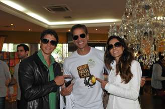 Victor Vasano posou para fotos ao lado de Márcio Garcia e da mulher, Andréa