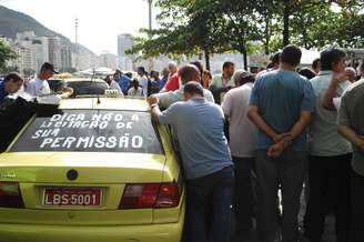Taxistas fizeram carreata, na manhã desta segunda-feira em Copacabana no Rio de Janeiro (RJ)
