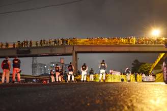 Manifestantes bloquearam a via Dutra, na altura de São José dos Campos