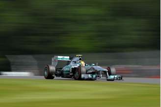 <p>Britânico superou concorrência na Mercedes e conquistou a pole position em casa</p>