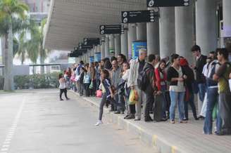 <p>O Terminal Central de Florianópolis ficou completamente tomado de usuários que aguardam por ônibus</p>