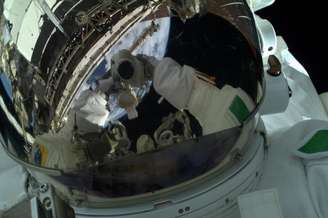 <p>O astronauta Luca Parmitano aproveitou sua pioneira caminhada espacial - a primeira da história feita por um italiano - para registrar tudo o que viu. Apelidado de "Luca Skywalker" pela Agência Espacial Europeia (ESA, na sigla em inglês), ele tirou muitas fotos de si mesmo no espaço, registrou o trabalho do colega americano Chris Cassidy e fez uma última imagem da Terra antes de voltar à Estação Espacial Internacional</p>