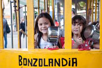 <p>Crianças participam de protesto em que pedem a retomada do serviço de bondes em Santa Tereza, no Rio</p>