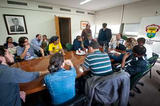 Manifestantes e vereadores se reuniram novamente neste sábado para discutir desocupação da Câmara de Vereadores de Porto Alegre (RS) 