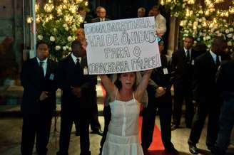 <p>Seguranças observam manifestante vestida de noiva em frente à Igreja do Carmo, no Rio, durante casamento de Beatriz Barata</p>