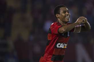 <p>Elias fez o primeiro gol da equipe carioca no confronto, vencido por 2 a 1 pelo Flamengo</p>