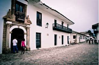 O maior charme de Vila de Leyva são os prédios coloniais com suas fachadas brancas e grandes portas e janelas de madeira  