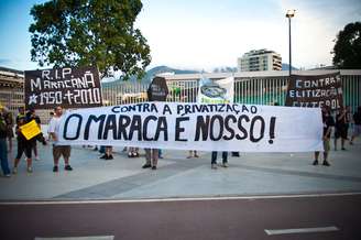 Manifestantes se reuniram na entrada do Maracanã neste domingo