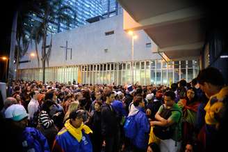 <p>Multidão se aglomerou em frente a estação do Metrô fechada por problema de energia no dia da abertura da JMJ</p>