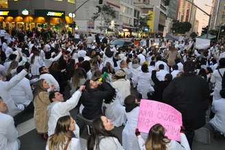<p>Em Curitiba, médicos bloquearam cruzamento no centro da cidade</p>