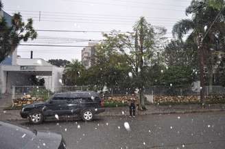 Há registros de neve em Curitiba, mas os órgãos oficiais que monitoram o clima ainda não confirmaram o fenômeno na capital paranaense