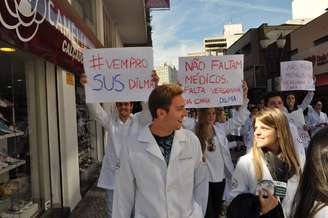 <p>Pelo menos 1 mil médicos se reuniram em Curitiba (PR) para protestar contra o programa Mais Médicos</p>