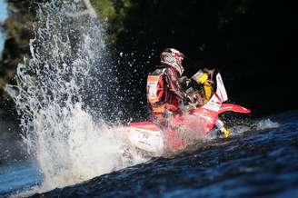 <p>Mineiro da Honda evitou que moto afundasse após escorregão em travessia de rio</p>