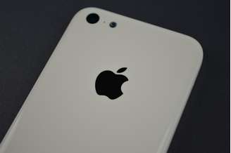 <p>Vazamentos e rumores apontam para o lançamento de um iPhone com corpo de plástico e mais barato</p>