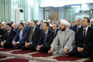 Bashar al-Assad (centro) participa de cerimônia religiosa em mesquita de Damasco 