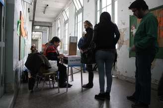 Eleitores aguardam para votar em seção eleitoral de Buenos Aires