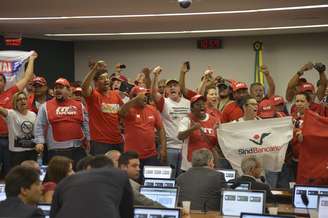 Membros da CUT protestam na Câmara contra o projeto de lei que quer regulamentar a terceirização no País
