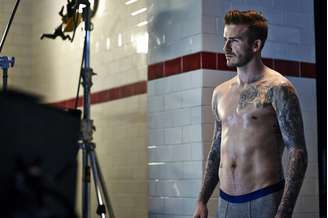 <p>David posou em um vestiário de estilo antigo com peças da coleção de outono da linha David Beckham Bodywear</p>