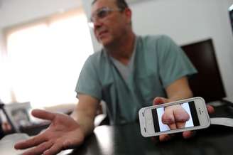 O cirurgião plástico Daniel Slobodianik mostra imagem de mulher que optou pela injeção do gel bipolímero