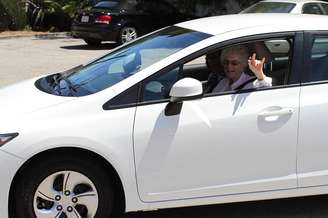 Direct Relief postou a foto de Edythe no carro novo em sua página no Facebook