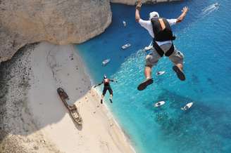 <p>No próximo dia 29 será escolhido o vencedor do Red Bull Illume Image Quest de 2013, competição que envolve 250 fotos espetaculares de esportes radicais pelo mundo. Um exemplo é esta imagem clicada em Zakynthos, na Grécia, e outras 34 que o <strong>Terra </strong>selecionou (sem relação com a votação) a seguir. Para conferir todas as finalistas, <b><a class="textolinkbold" href="http://www.redbullillume.com/gallery/final-images-2013/finalists-2013-top-250.html">clique aqui</a></b>.</p>