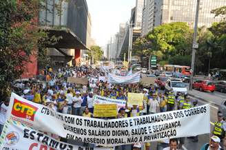 Funcionários dos Correios se reúnem no vão livre do MASP, na avenida Paulista, em São Paulo, para assembleia e passeata, na tarde desta quinta-feira
