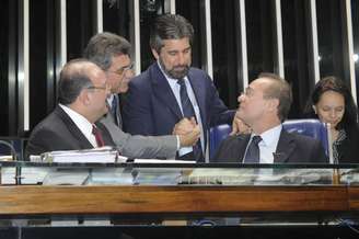 <p>Deputado Cândido Vaccarezza (PT-SP) e os senadores Romero Jucá (PMDB-RR), Valdir Raupp (PMDB-RO) e Renan Calheiros (PMDB-AL) durante discussão do projeto que trata da minirreforma eleitoral</p>