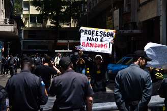 Os professores da rede municipal protestam junto à Câmara de Vereadores