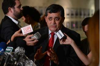 <p>O líder do PT na Câmara, José Guimarães, fala à imprensa após reunião dos líderes da base na Câmara dos Deputados</p>
